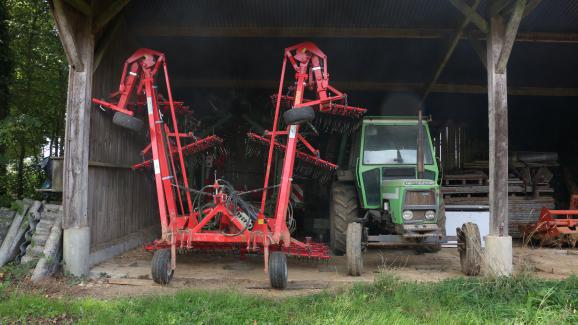 Une houe rotative et une herse étrille, servant au désherbage mécanique, dans un hangar de l\'exploitation de Gilles Delaunay, à Saint-Hilaire-de-Briouze (Orne), le 27 septembre 2017.&nbsp;