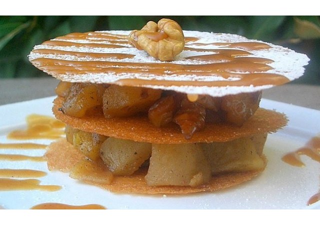 Feuillantine aux poires, sauce caramel au beurre salé