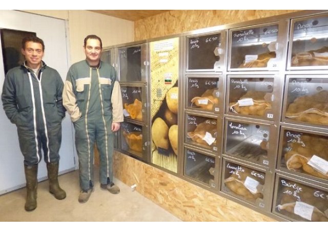 Deux agriculteurs limousins installent un distributeur de pommes de terre