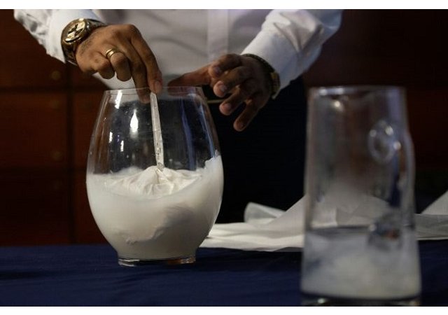 Des Chiliens présentent des sacs solubles dans l'eau non polluants