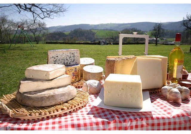 L’Auvergne servie sur un plateau de fromages