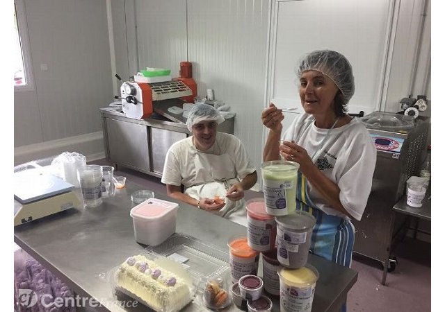 Grégory, agriculteur du Cantal paralysé des jambes, produit des glaces fermières
